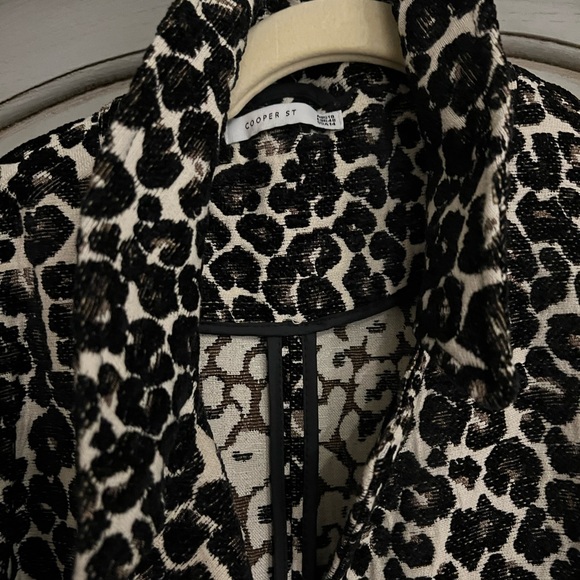 Gorgeous Leopard Tapestry Coat - Picture 2 of 3